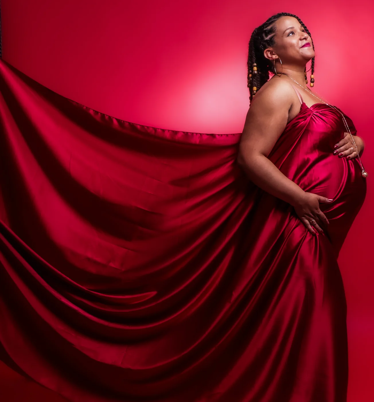 Maternité en robe rouge
