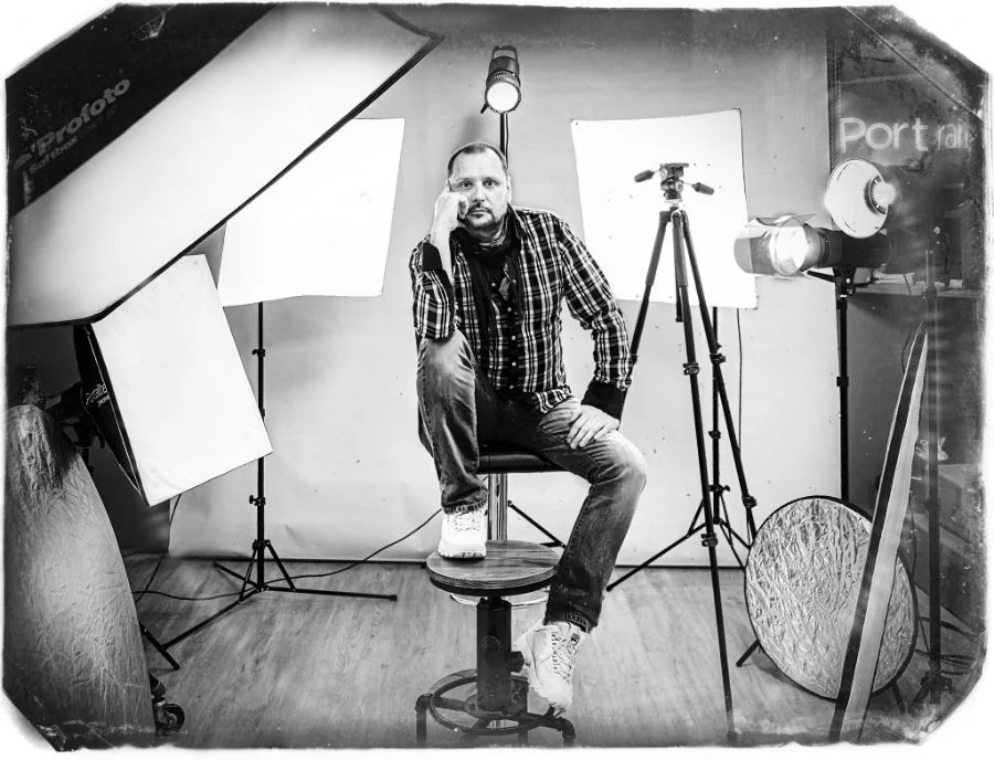 Didier Copp dans son studio photo à Cergy