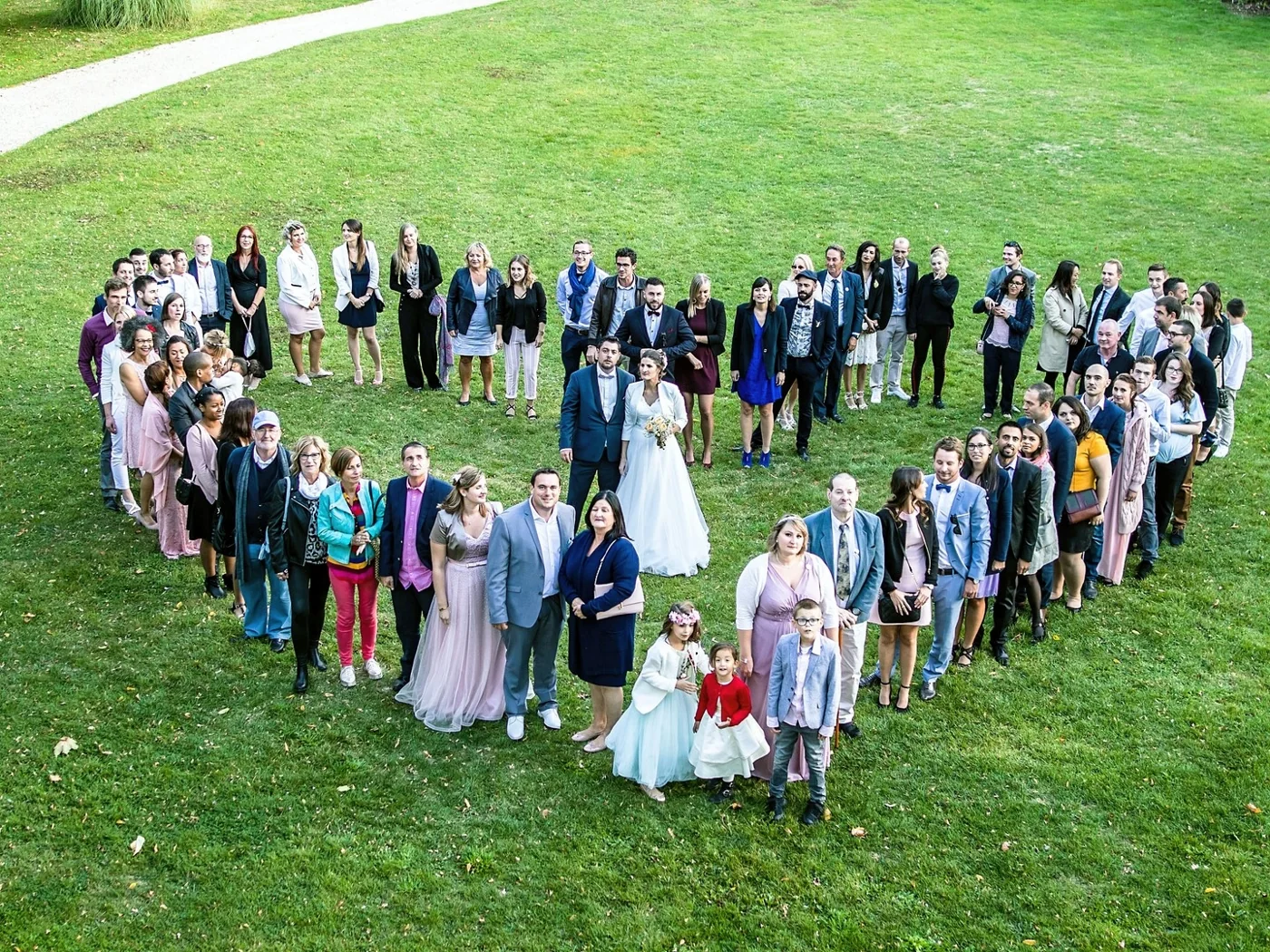 Photo de groupe en forme de cœur