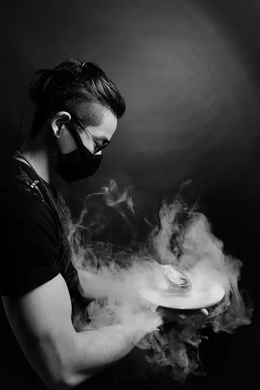 photo d'artiste asiatique noir et blanc avec diamant et miroir
