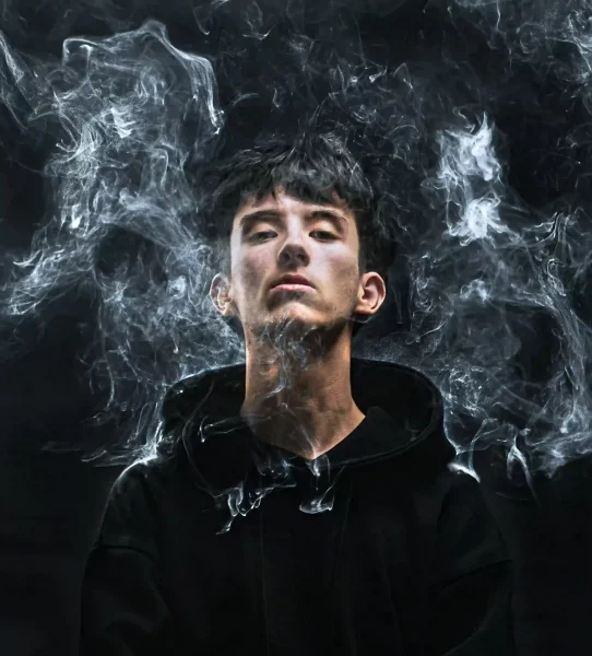 jeune homme dans le brouillard