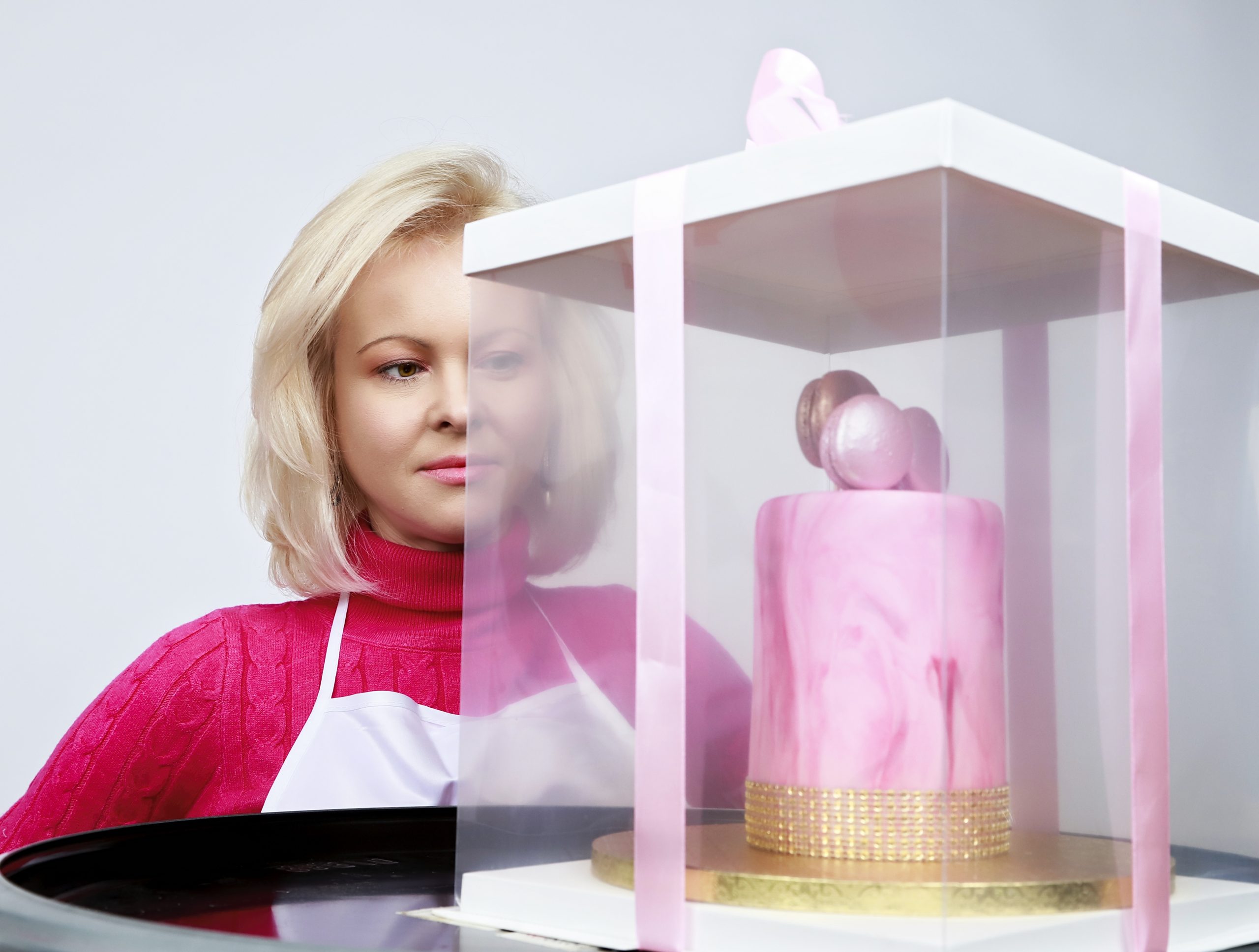 Reine du gâteau de luxe, photo packshot corporate avec modèle