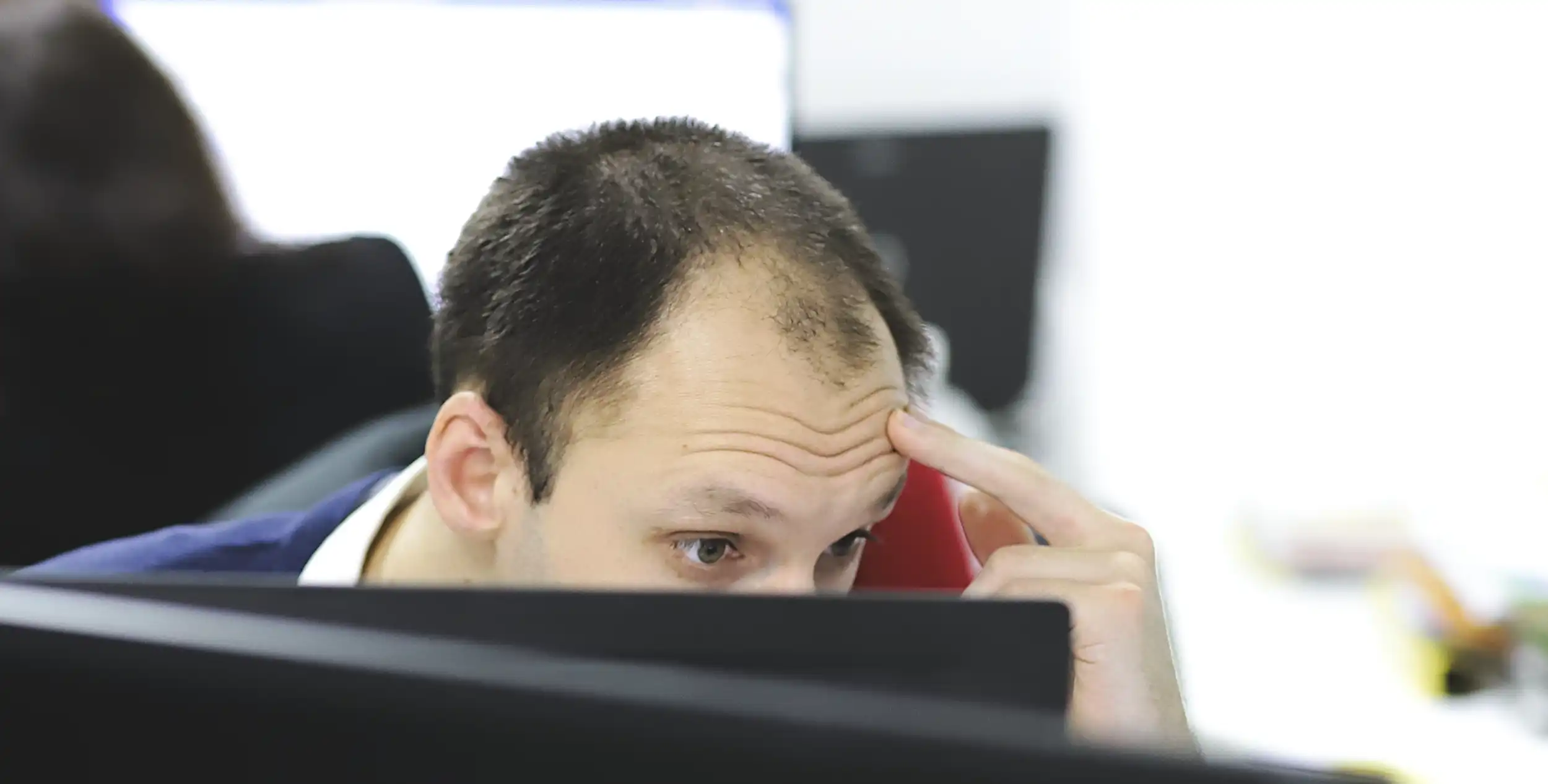 Professionnel au bureau photographie d'entreprises