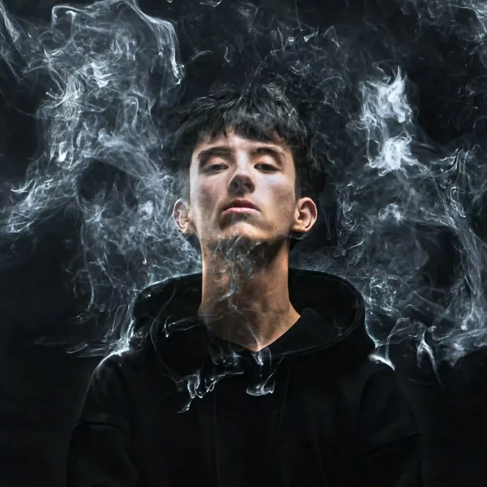 jeune homme dans le brouillard