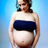 Enceinte avec chausson bébé fond bleu - Copie