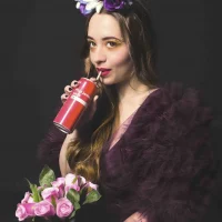 portrait femme décalé coca cola