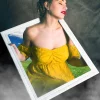 portrait artistique femme robe jaune qui sot du cadre