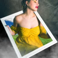 portrait artistique femme robe jaune qui sot du cadre