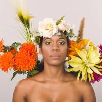 portrait femme maquillé et fleurale