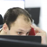 Professionnel au bureau photographie d'entreprises